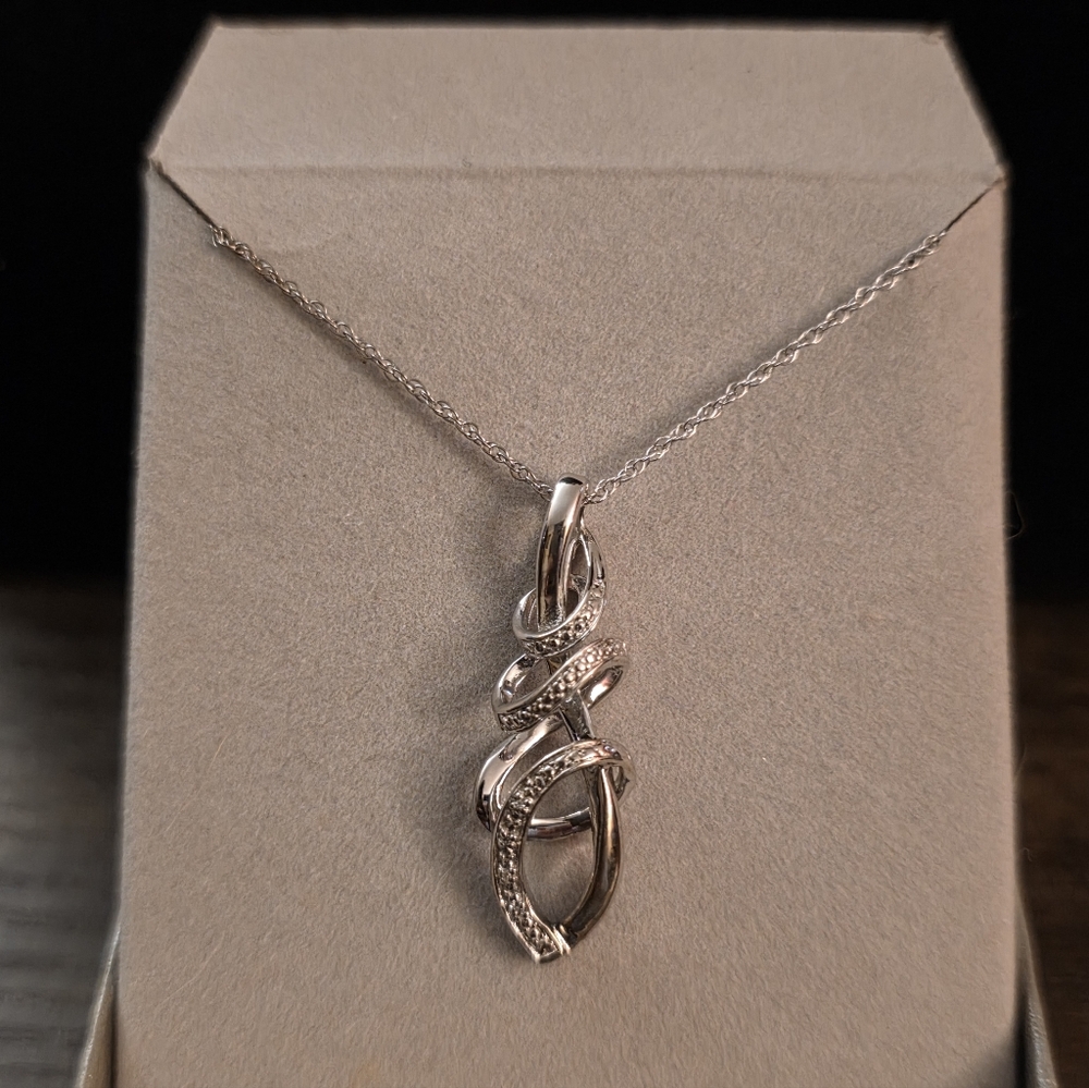 NWOT Elegant Silver Pendant Necklace